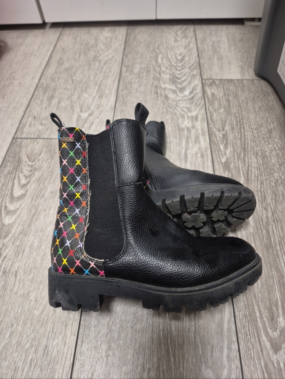 Mexx Girls Black Ankle Chelsea Boots With Multicolor Distincitive Kisses Design